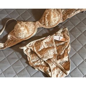 New and Beautiful lace bra and underwear by Victoria Secret!